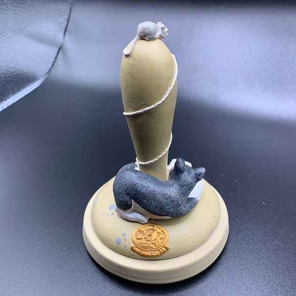 Brown Bag Cookie Stamp cat with yarn Approx 3.5” diameter stamp - Picture 2 of 8